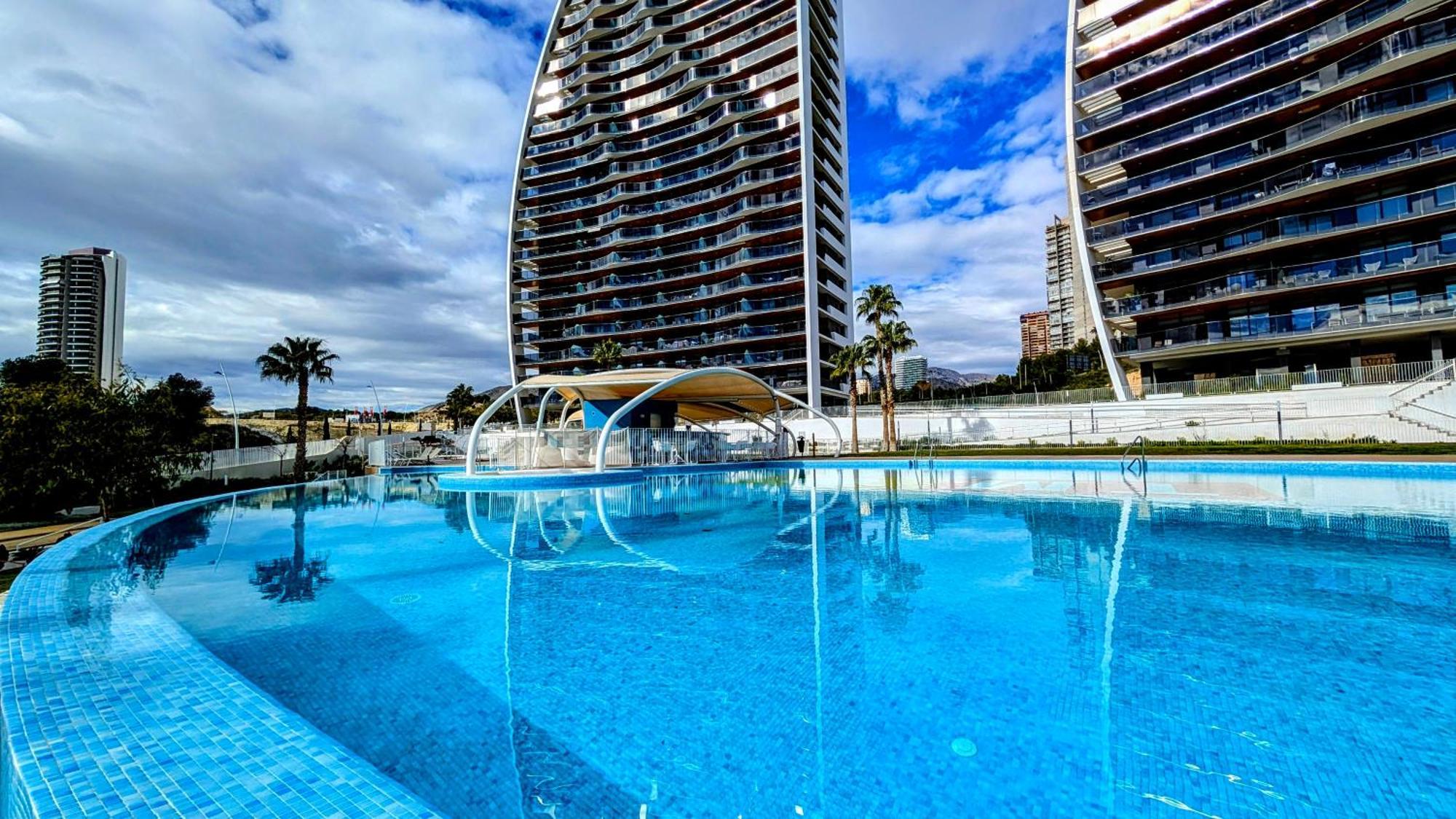 Sunset Waves Superb Apartments بينايدورم المظهر الخارجي الصورة